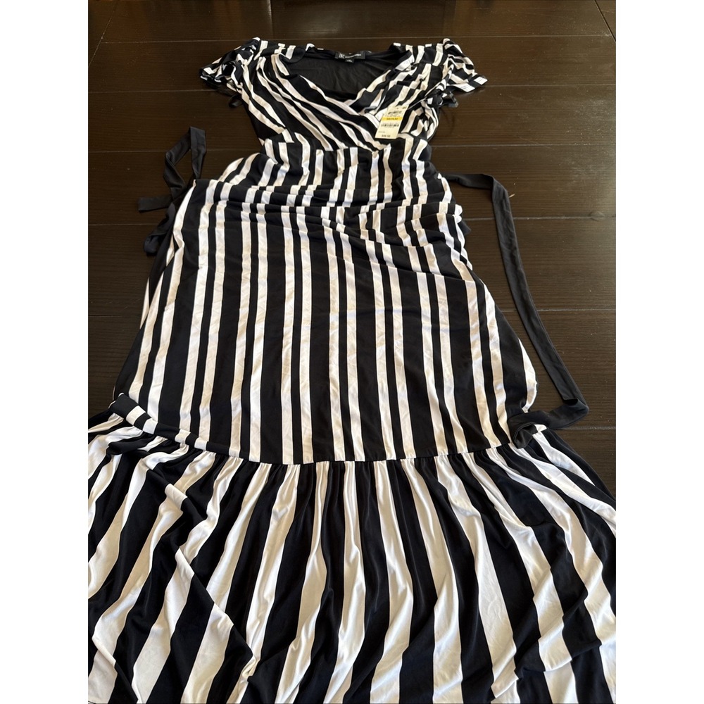 NWT INTERNATIONAL CONCEPTS INC BLACK &WHITE STRIPED MAXI DRESS. SIZE MEDIUM